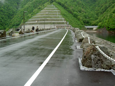 天端を左岸から見る