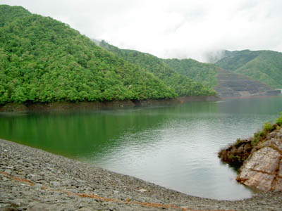 ダム湖は、徳山湖と命名されました