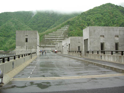 右岸から天端上を見る