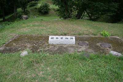 鳥越城本丸西側礎石建物跡