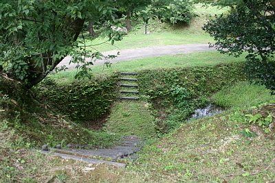 鳥越城後二の丸空堀を跨ぐ土橋