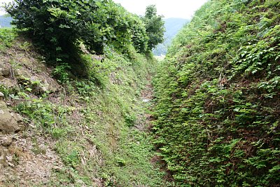 鳥越城本丸と後二の丸の間の空堀