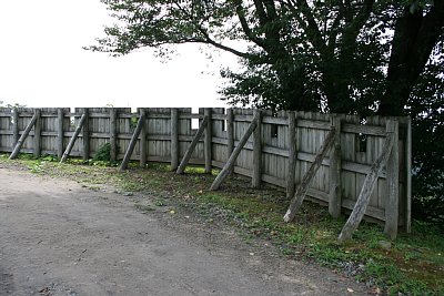 鳥越城中の丸柵列