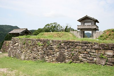 鳥越城中の丸石垣