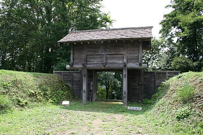 鳥越城中の丸門