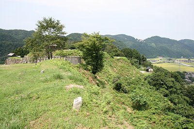 鳥越城本丸全景と二の丸土塁