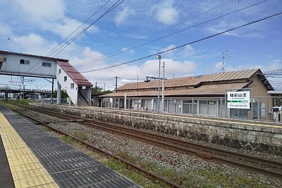 ホームと跨線橋