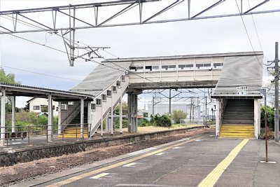 ホームと跨線橋