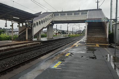 ホームと跨線橋