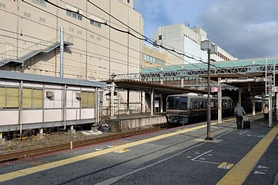 発着する列車