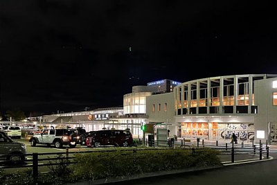 夜の新富士駅