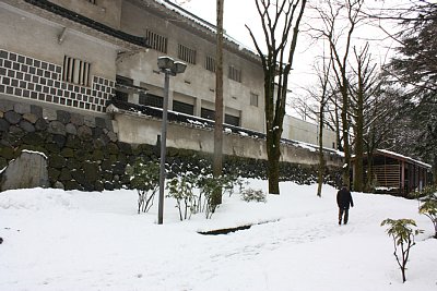 佐藤記念美術館の裏手にも石垣が