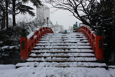 本丸北側から景雲橋を渡る