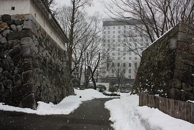 本丸から搦手口を見る