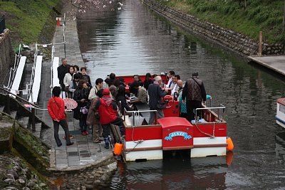 松川べりの遊覧船