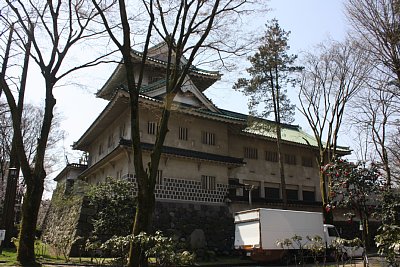 富山城隅櫓を模した佐藤記念美術館