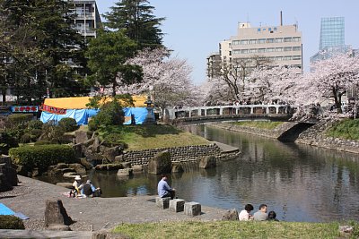 親水公園と七十二峰橋