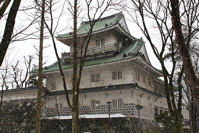 隅櫓は佐藤記念美術館です