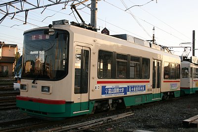 富山市内軌道線を走る8000型電車