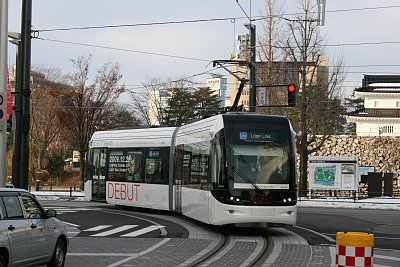 国際会議場前駅に入線するセントラム