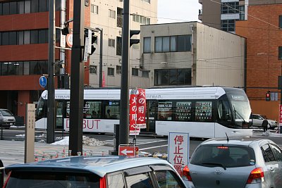 丸の内を発車し、左に曲がるセントラム