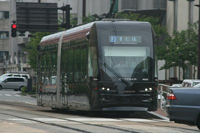ホームが改修されて手すりとスロープが設置されています