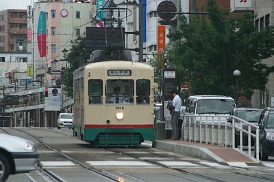 荒町停留場に停車する7019電車