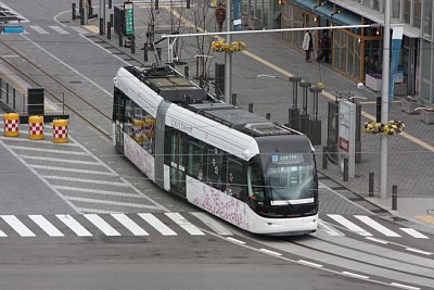富山都心線の新型LRT「セントラム」9001