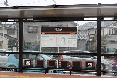 ホームには上屋と座席があります