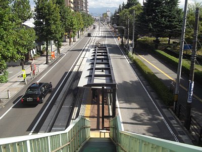 歩道橋から富山駅前方面を見る