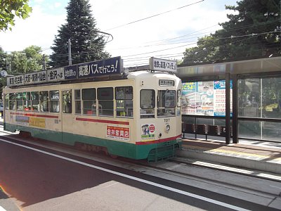 富山大学前停留場に停車する電車