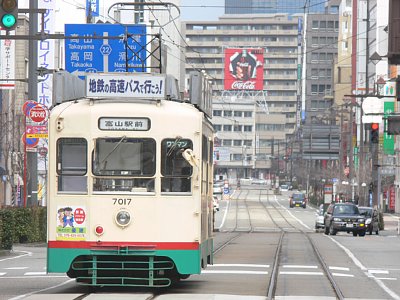 荒町停留場に到着する7017電車