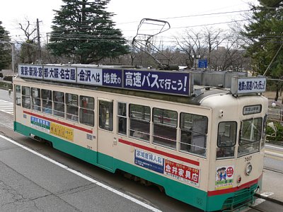 富山軌道線を走る7017型電車