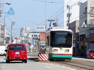 西中野停留場に停車する8000形電車