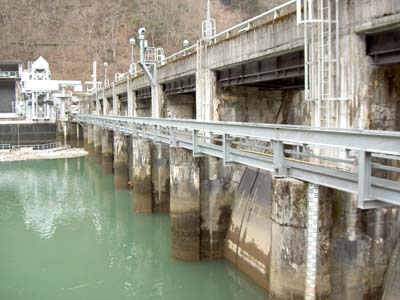 右岸上流側から堤体を見る