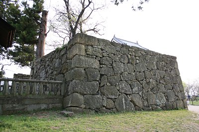 本丸真田神社裏手の石垣