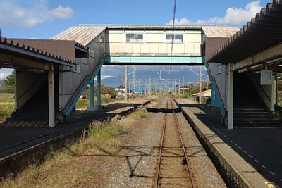 跨線橋と相対式ホーム