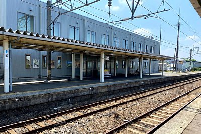 跨線橋と相対式ホーム