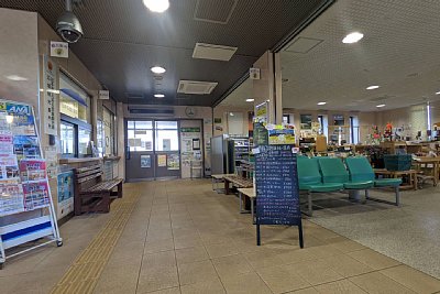 コンコースに遊佐カレーの看板