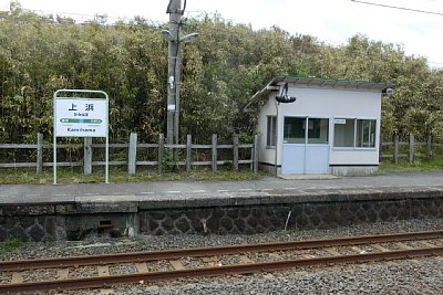 2番ホームに待合所と駅名標