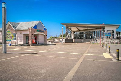 岩城みなと駅と由利本荘市岩城図書館