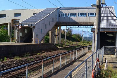 跨線橋とホーム