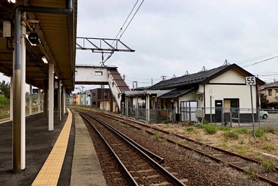 ホームがカーブしている