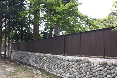 修復された塀と石垣