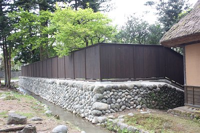 修復された石垣と塀