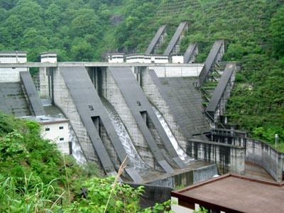 右岸から堤体を見る