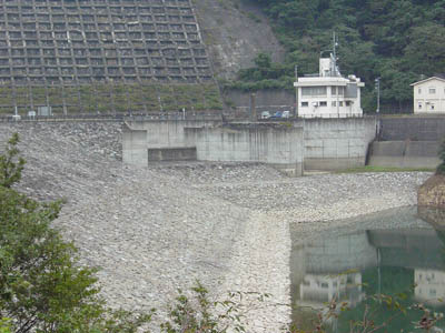 左岸から堤体上流側を望む