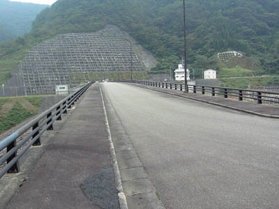 天端は通行可能です