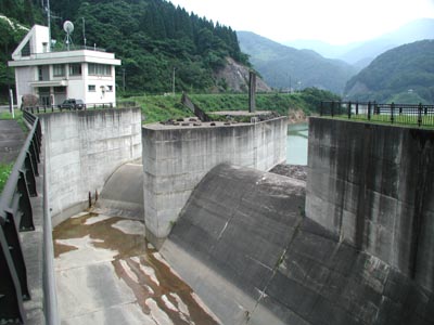 自由越流式洪水吐