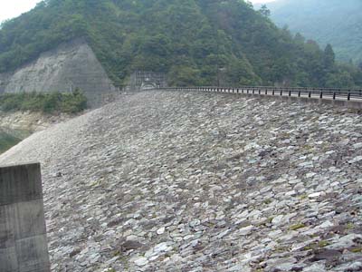 ダム湖側のリップラップ